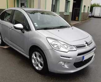 Frontansicht eines Mietwagens Citroen C3 auf Kreta, Griechenland ✓ Auto Nr.2349. ✓ Schaltgetriebe TM ✓ 1 Bewertungen.