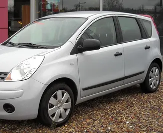 Frontansicht eines Mietwagens Nissan Note in Split, Kroatien ✓ Auto Nr.2322. ✓ Schaltgetriebe TM ✓ 0 Bewertungen.