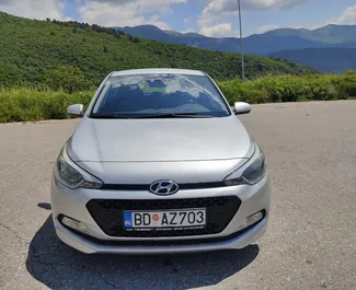 Frontansicht eines Mietwagens Hyundai i20 in Budva, Montenegro ✓ Auto Nr.2330. ✓ Automatisch TM ✓ 0 Bewertungen.