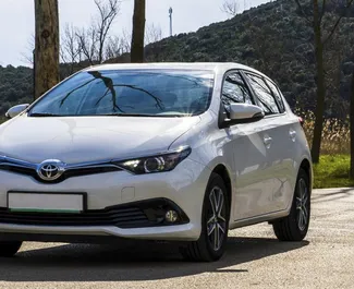 Frontansicht eines Mietwagens Toyota Auris in Becici, Montenegro ✓ Auto Nr.2466. ✓ Automatisch TM ✓ 1 Bewertungen.