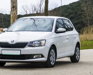 Frontansicht eines Mietwagens Skoda Fabia in Becici, Montenegro ✓ Auto Nr.2464. ✓ Schaltgetriebe TM ✓ 0 Bewertungen.