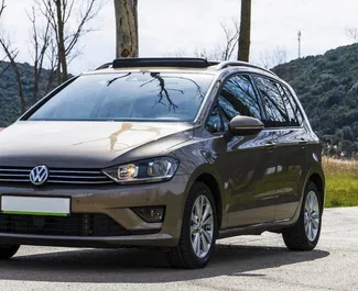 Frontansicht eines Mietwagens Volkswagen Golf Sportsvan in Becici, Montenegro ✓ Auto Nr.2469. ✓ Automatisch TM ✓ 0 Bewertungen.