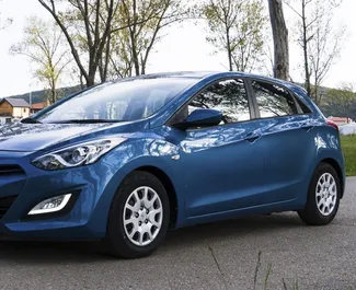 Frontansicht eines Mietwagens Hyundai i30 in Becici, Montenegro ✓ Auto Nr.2468. ✓ Automatisch TM ✓ 0 Bewertungen.