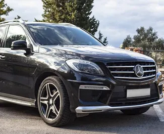 Frontansicht eines Mietwagens Mercedes-Benz ML350 in Becici, Montenegro ✓ Auto Nr.2493. ✓ Automatisch TM ✓ 0 Bewertungen.