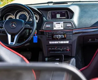 Innenraum von Mercedes-Benz E-Class Cabrio zur Miete in Montenegro. Ein großartiges 2-Sitzer Fahrzeug mit Automatisch Getriebe.