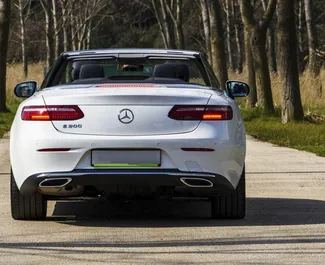 Benzin 2,0L Motor von Mercedes-Benz E-Class Cabrio 2019 zur Miete in Becici.