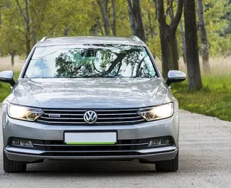 Frontansicht eines Mietwagens Volkswagen Passat Variant in Becici, Montenegro ✓ Auto Nr.2486. ✓ Automatisch TM ✓ 0 Bewertungen.