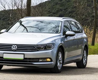 Frontansicht eines Mietwagens Volkswagen Passat Variant in Becici, Montenegro ✓ Auto Nr.2485. ✓ Automatisch TM ✓ 0 Bewertungen.