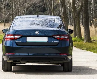 Innenraum von Skoda Superb zur Miete in Montenegro. Ein großartiges 5-Sitzer Fahrzeug mit Automatisch Getriebe.