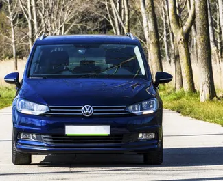 Frontansicht eines Mietwagens Volkswagen Touran in Becici, Montenegro ✓ Auto Nr.2496. ✓ Automatisch TM ✓ 0 Bewertungen.