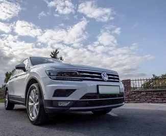 Frontansicht eines Mietwagens Volkswagen Tiguan in Becici, Montenegro ✓ Auto Nr.2490. ✓ Automatisch TM ✓ 0 Bewertungen.