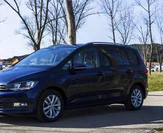 Mietwagen Volkswagen Touran 2016 in Montenegro, mit Diesel-Kraftstoff und 155 PS ➤ Ab 79 EUR pro Tag.