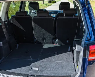 Volkswagen Touran 2016 mit Antriebssystem Frontantrieb, verfügbar in Becici.
