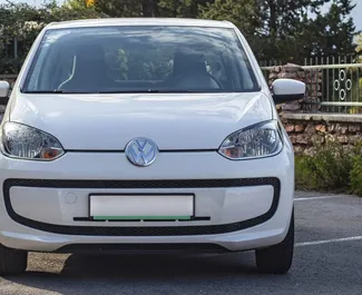 Frontansicht eines Mietwagens Volkswagen Up in Becici, Montenegro ✓ Auto Nr.2461. ✓ Automatisch TM ✓ 1 Bewertungen.
