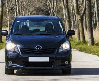 Toyota Corolla Verso 2011 zur Miete verfügbar in Becici, mit Kilometerbegrenzung unbegrenzte.