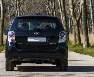 Innenraum von Toyota Corolla Verso zur Miete in Montenegro. Ein großartiges 7-Sitzer Fahrzeug mit Automatisch Getriebe.