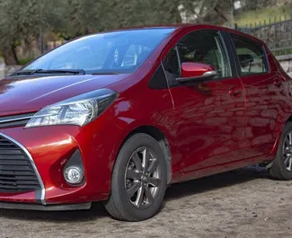 Frontansicht eines Mietwagens Toyota Yaris in Becici, Montenegro ✓ Auto Nr.2462. ✓ Schaltgetriebe TM ✓ 1 Bewertungen.