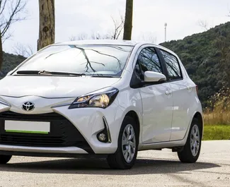 Frontansicht eines Mietwagens Toyota Yaris in Becici, Montenegro ✓ Auto Nr.2377. ✓ Automatisch TM ✓ 2 Bewertungen.