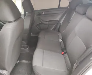 Innenraum von Skoda Rapid zur Miete auf der Krim. Ein großartiges 5-Sitzer Fahrzeug mit Automatisch Getriebe.