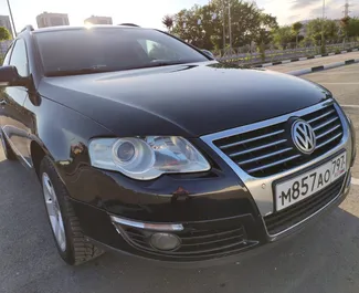 Frontansicht eines Mietwagens Volkswagen Passat Variant in Simferopol, Krim ✓ Auto Nr.3082. ✓ Automatisch TM ✓ 0 Bewertungen.