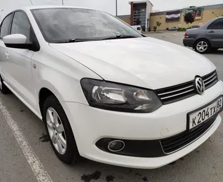 Frontansicht eines Mietwagens Volkswagen Polo Sedan in Simferopol, Krim ✓ Auto Nr.3080. ✓ Automatisch TM ✓ 0 Bewertungen.