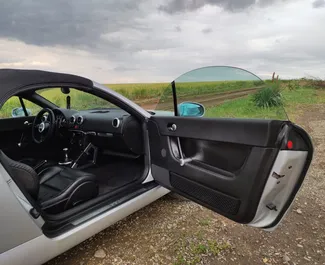 Innenraum von Audi TT Cabrio zur Miete auf der Krim. Ein großartiges 2-Sitzer Fahrzeug mit Schaltgetriebe Getriebe.
