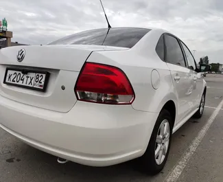 Vermietung Volkswagen Polo Sedan. Wirtschaft Fahrzeug zur Miete auf der Krim ✓ Kaution Einzahlung von 5000 RUB ✓ Versicherungsoptionen KFZ-HV.