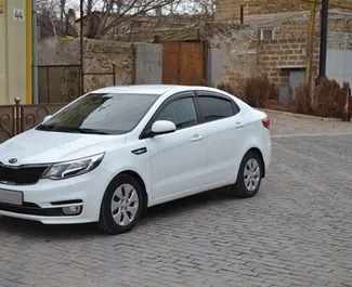 Frontansicht eines Mietwagens Kia Rio in Jevpatorija, Krim ✓ Auto Nr.2630. ✓ Automatisch TM ✓ 0 Bewertungen.