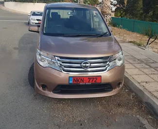 Vermietung Nissan Serena. Komfort, Minivan Fahrzeug zur Miete auf Zypern ✓ Kaution Einzahlung von 800 EUR ✓ Versicherungsoptionen KFZ-HV, TKV, Junge.