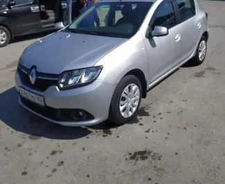 Frontansicht eines Mietwagens Renault Sandero in Simferopol, Krim ✓ Auto Nr.3084. ✓ Schaltgetriebe TM ✓ 0 Bewertungen.