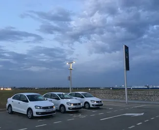 Frontansicht eines Mietwagens Volkswagen Polo Sedan in Simferopol, Krim ✓ Auto Nr.2647. ✓ Schaltgetriebe TM ✓ 0 Bewertungen.