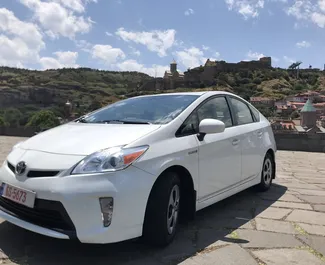 Frontansicht eines Mietwagens Toyota Prius in Tiflis, Georgien ✓ Auto Nr.3159. ✓ Automatisch TM ✓ 36 Bewertungen.