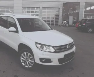 Frontansicht eines Mietwagens Volkswagen Tiguan in Simferopol, Krim ✓ Auto Nr.102. ✓ Automatisch TM ✓ 0 Bewertungen.