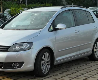 Frontansicht eines Mietwagens Volkswagen Golf Plus am Flughafen Burgas, Bulgarien ✓ Auto Nr.3162. ✓ Automatisch TM ✓ 0 Bewertungen.