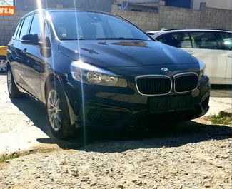 Frontansicht eines Mietwagens BMW 220 Activ Tourer am Flughafen Burgas, Bulgarien ✓ Auto Nr.2871. ✓ Automatisch TM ✓ 0 Bewertungen.