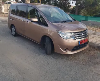 Frontansicht eines Mietwagens Nissan Serena in Paphos, Zypern ✓ Auto Nr.2679. ✓ Automatisch TM ✓ 0 Bewertungen.