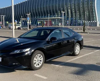 Frontansicht eines Mietwagens Toyota Camry am Flughafen Simferopol, Krim ✓ Auto Nr.1825. ✓ Automatisch TM ✓ 0 Bewertungen.