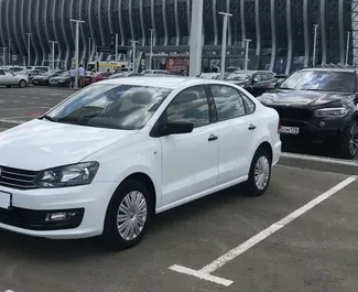 Frontansicht eines Mietwagens Volkswagen Polo Sedan am Flughafen Simferopol, Krim ✓ Auto Nr.1820. ✓ Automatisch TM ✓ 0 Bewertungen.