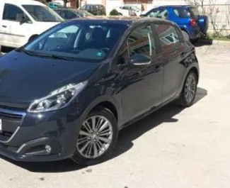 Frontansicht eines Mietwagens Peugeot 208 am Flughafen Burgas, Bulgarien ✓ Auto Nr.3323. ✓ Schaltgetriebe TM ✓ 2 Bewertungen.