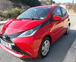 Frontansicht eines Mietwagens Toyota Aygo in Paphos, Zypern ✓ Auto Nr.3164. ✓ Automatisch TM ✓ 0 Bewertungen.