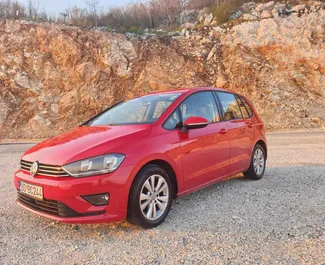 Frontansicht eines Mietwagens Volkswagen Golf Sportsvan in Rafailovici, Montenegro ✓ Auto Nr.501. ✓ Automatisch TM ✓ 2 Bewertungen.