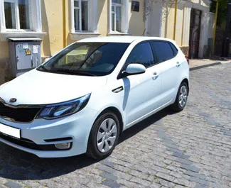 Frontansicht eines Mietwagens Kia Rio in Jevpatorija, Krim ✓ Auto Nr.3200. ✓ Automatisch TM ✓ 0 Bewertungen.