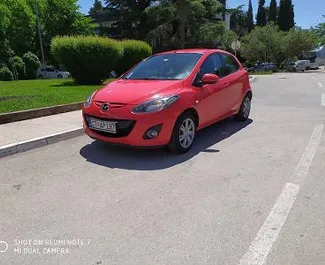 Frontansicht eines Mietwagens Mazda 2 in Budva, Montenegro ✓ Auto Nr.3146. ✓ Automatisch TM ✓ 0 Bewertungen.