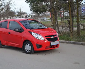 Frontansicht eines Mietwagens Chevrolet Spark in Jevpatorija, Krim ✓ Auto Nr.3201. ✓ Automatisch TM ✓ 0 Bewertungen.
