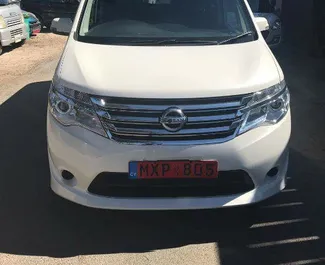 Frontansicht eines Mietwagens Nissan Serena in Paphos, Zypern ✓ Auto Nr.3172. ✓ Automatisch TM ✓ 0 Bewertungen.