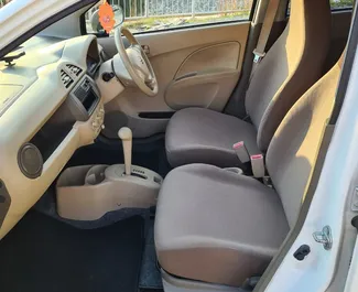 Innenraum von Suzuki Alto zur Miete auf Zypern. Ein großartiges 4-Sitzer Fahrzeug mit Automatisch Getriebe.