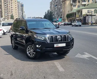 Frontansicht eines Mietwagens Toyota Land Cruiser Prado in Baku, Aserbaidschan ✓ Auto Nr.3484. ✓ Automatisch TM ✓ 0 Bewertungen.