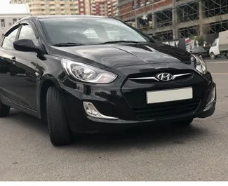 Frontansicht eines Mietwagens Hyundai Accent in Baku, Aserbaidschan ✓ Auto Nr.3541. ✓ Automatisch TM ✓ 0 Bewertungen.