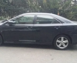 Frontansicht eines Mietwagens Toyota Camry in Baku, Aserbaidschan ✓ Auto Nr.3509. ✓ Automatisch TM ✓ 0 Bewertungen.