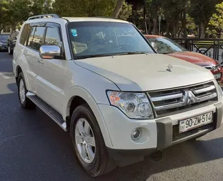 Frontansicht eines Mietwagens Mitsubishi Pajero in Baku, Aserbaidschan ✓ Auto Nr.3506. ✓ Automatisch TM ✓ 2 Bewertungen.